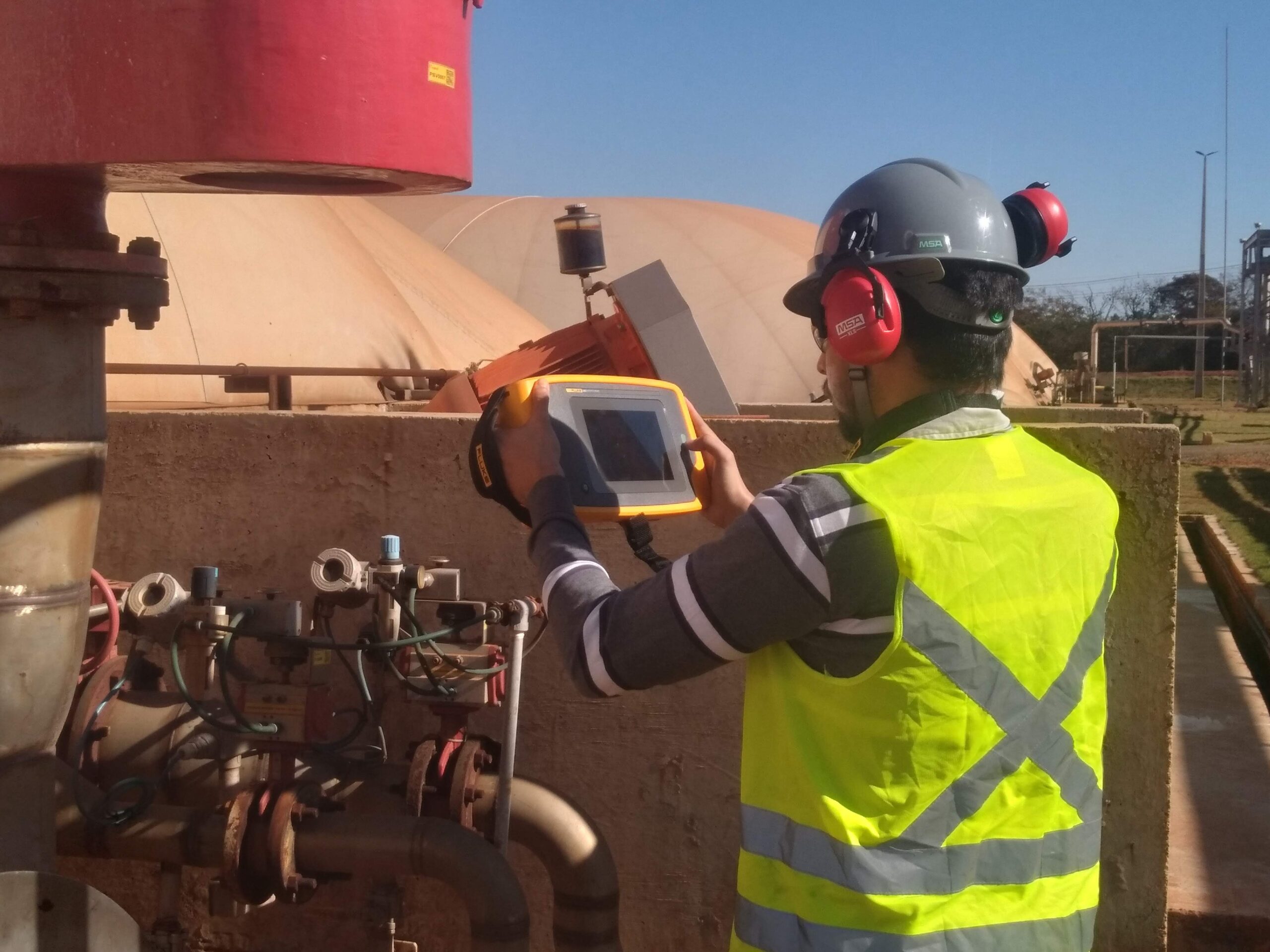 Técnico AVOK com Fluke ii910